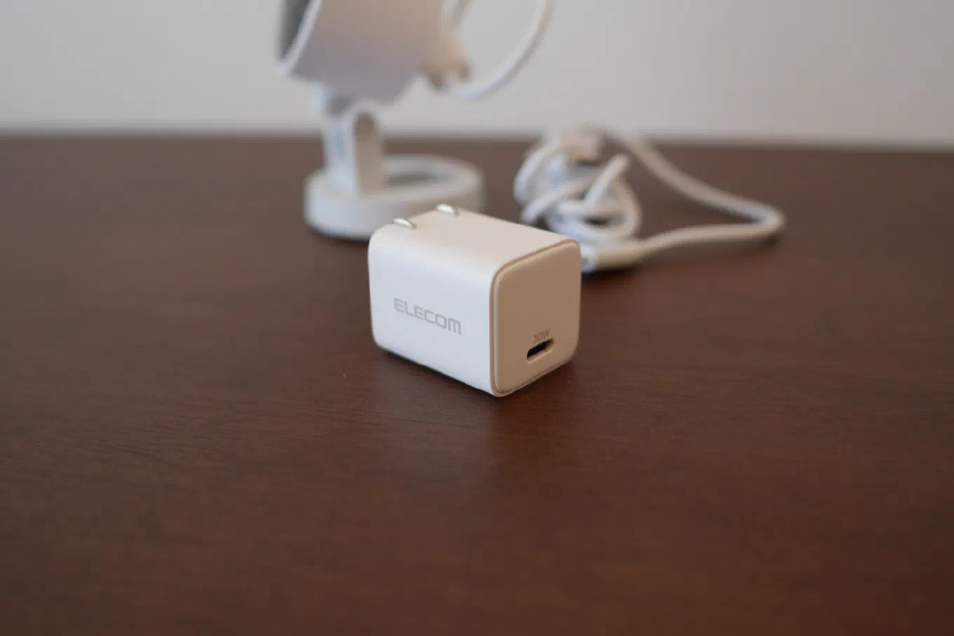 エレコムの USB-C の充電器につないで使っている