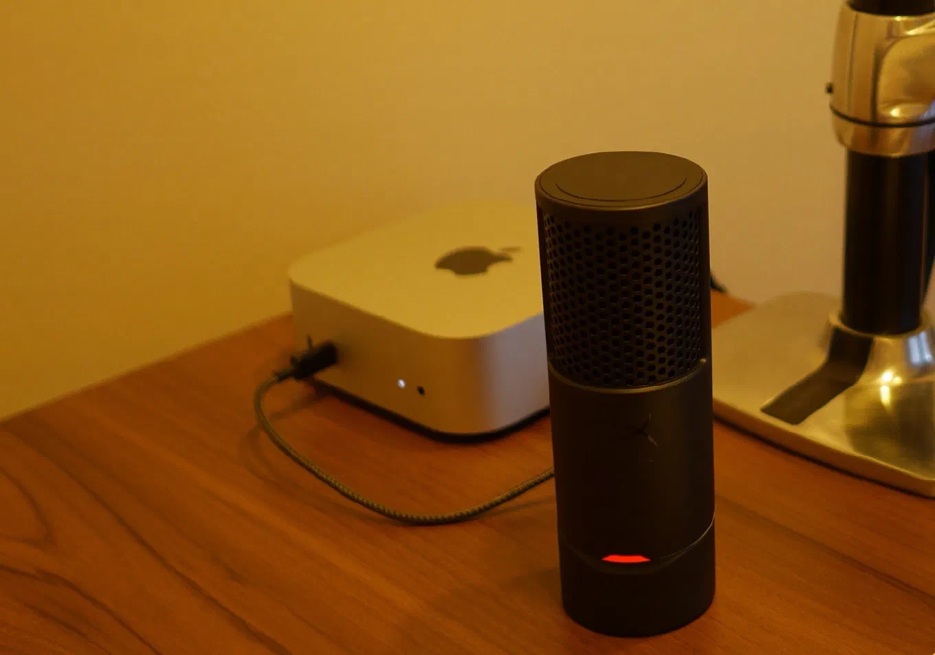 Mac mini のすぐ横に置いた