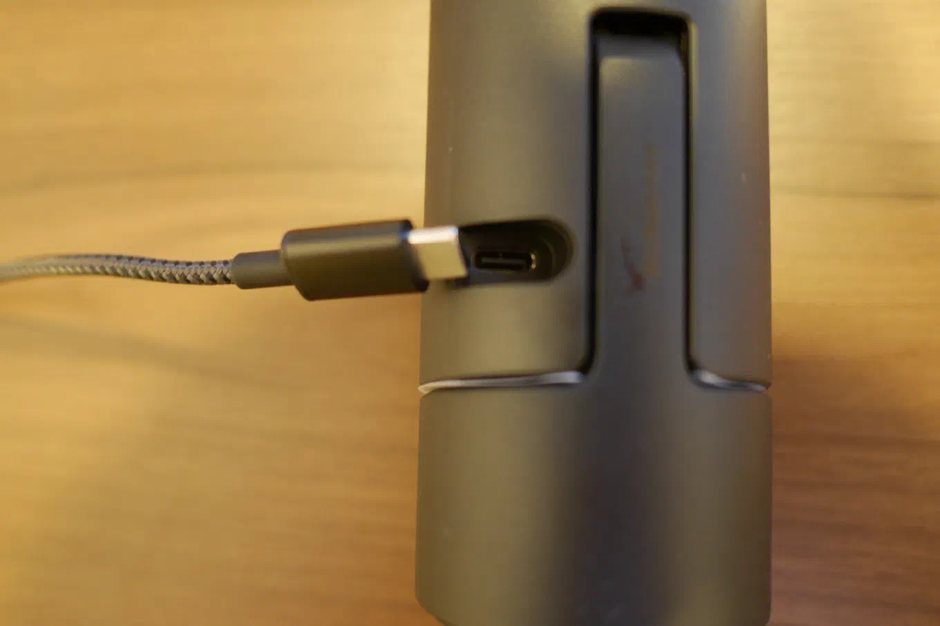 背面に USB-C のコネクタ